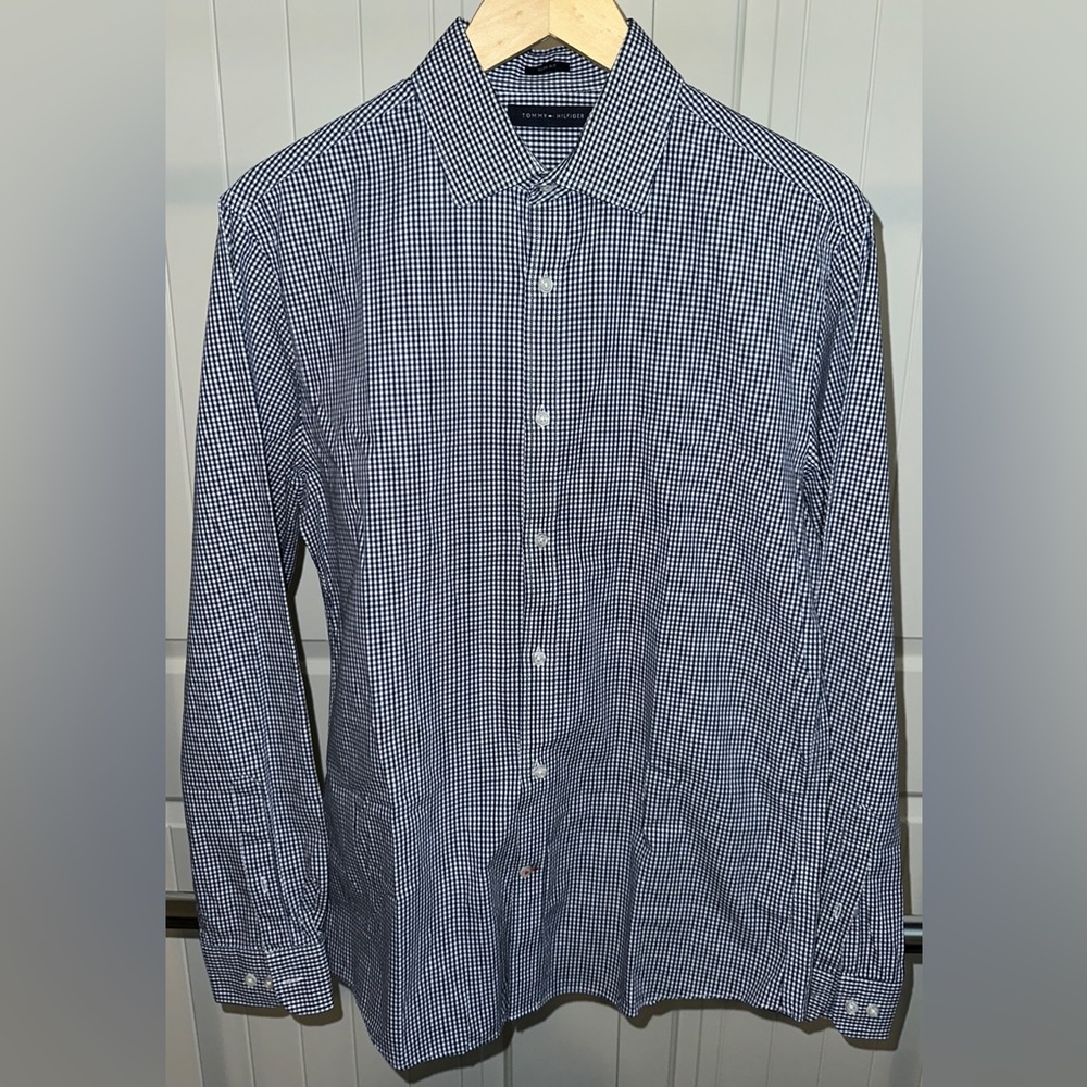 Tommy Hilfiger slim fit long sleeve shirt. Size medium, 15.5, 34–35.